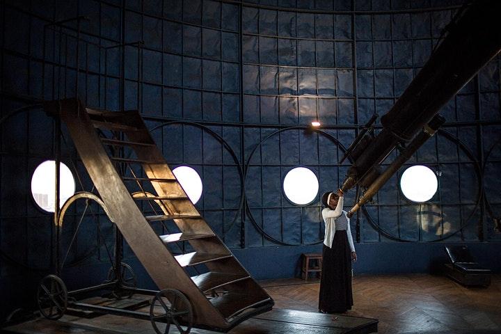 Fatoumata Kebe looking through a telescope