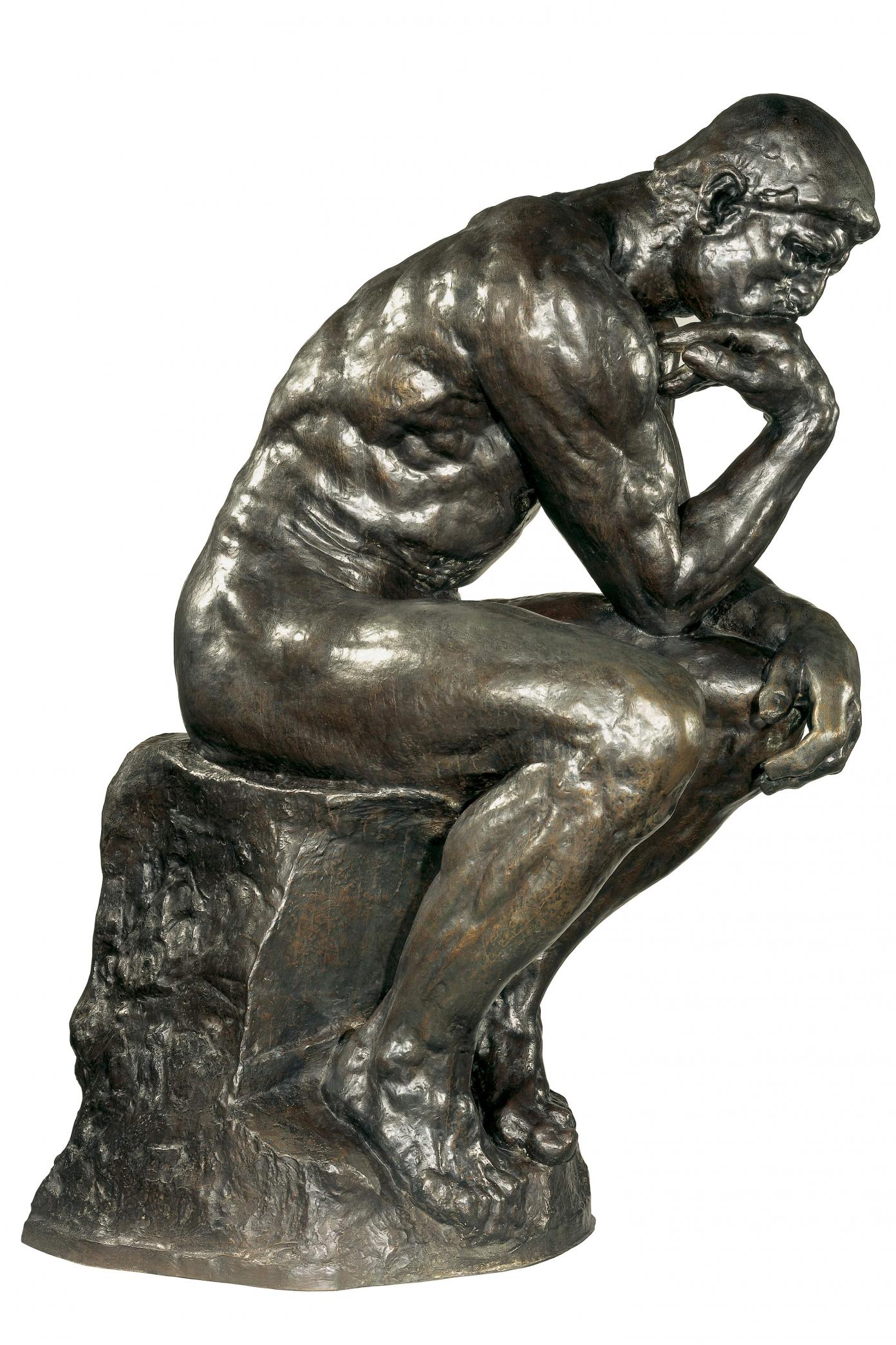 Une sculpture en bronze d'un homme nu assis avec son coude droit sur ses genoux et sa tete qui repose sur sa main droite