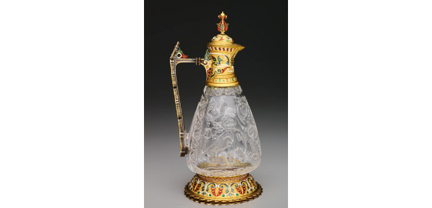 Cruche de crystal finement décorée par un socle, une ance et un couvercle en or gravé et incrusté de pierres précieuses.
